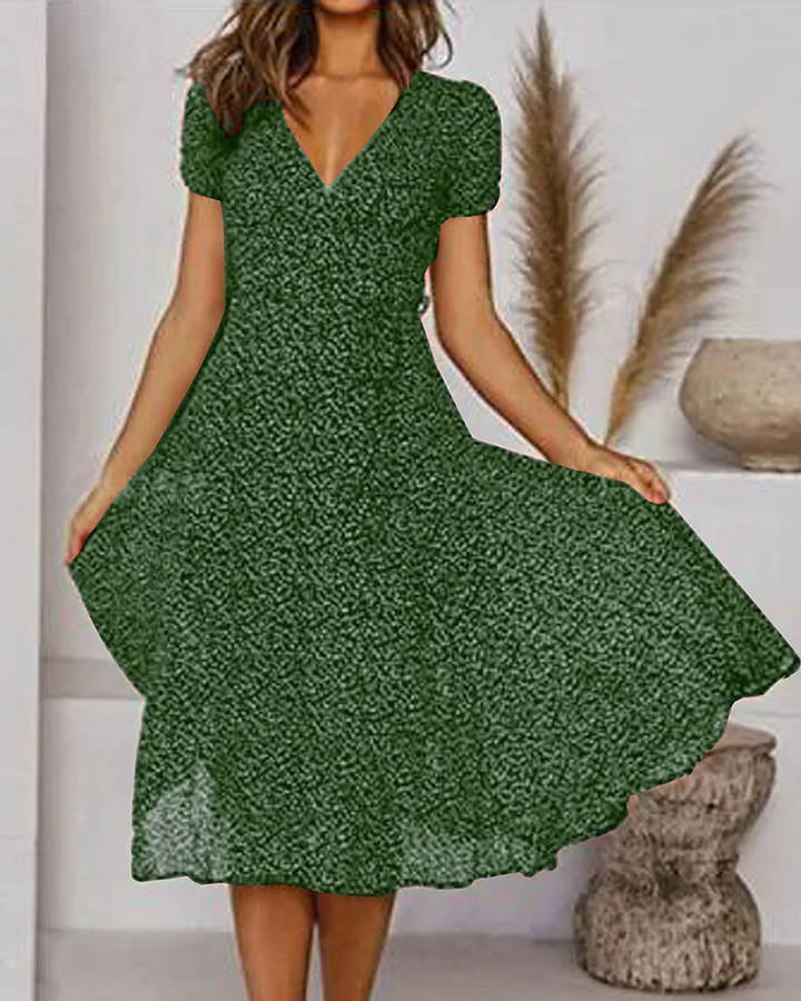 Robe d'été fluide, imprimé coloré, col V, manches courtes.  Look élégant et décontracté.