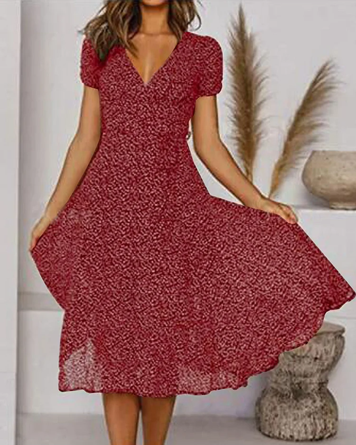 Robe d'été fluide, imprimé coloré, col V, manches courtes.  Look élégant et décontracté.
