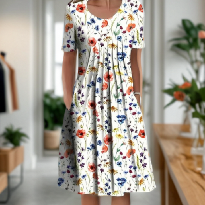 Robe d'été fluide, manches 3/4, imprimé élégant.  Coupe ample et confortable.