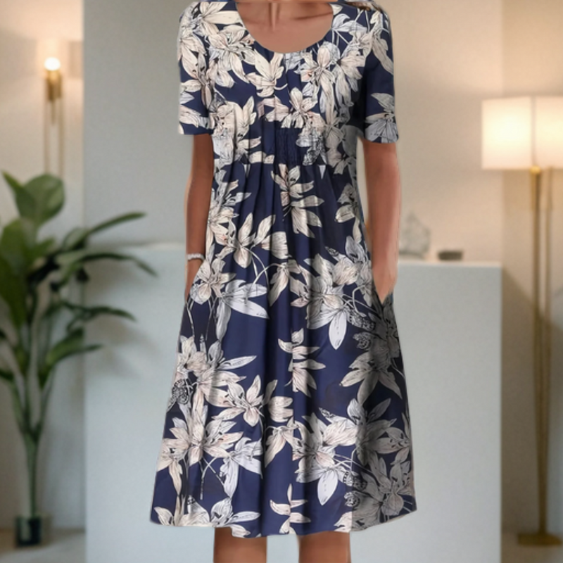 Robe d'été fluide, manches 3/4, imprimé élégant.  Coupe ample et confortable.