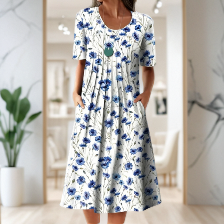 Robe d'été fluide, manches 3/4, imprimé élégant.  Coupe ample et confortable.