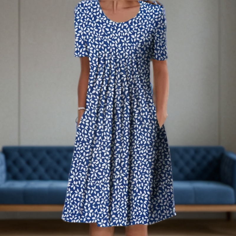 Robe d'été fluide, manches 3/4, imprimé élégant.  Coupe ample et confortable.