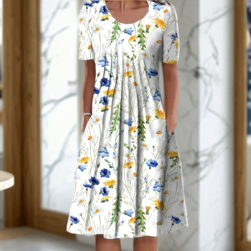 Robe d'été fluide, manches 3/4, imprimé élégant.  Coupe ample et confortable.