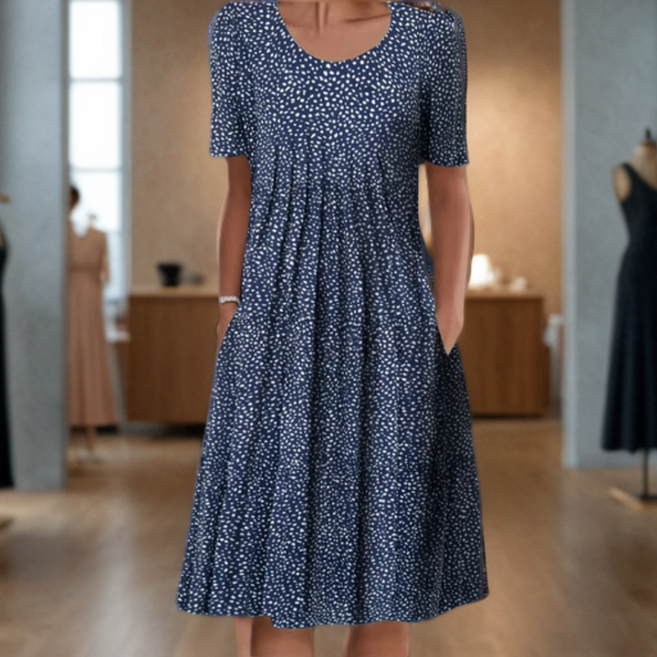 Robe d'été fluide, manches 3/4, imprimé élégant.  Coupe ample et confortable.