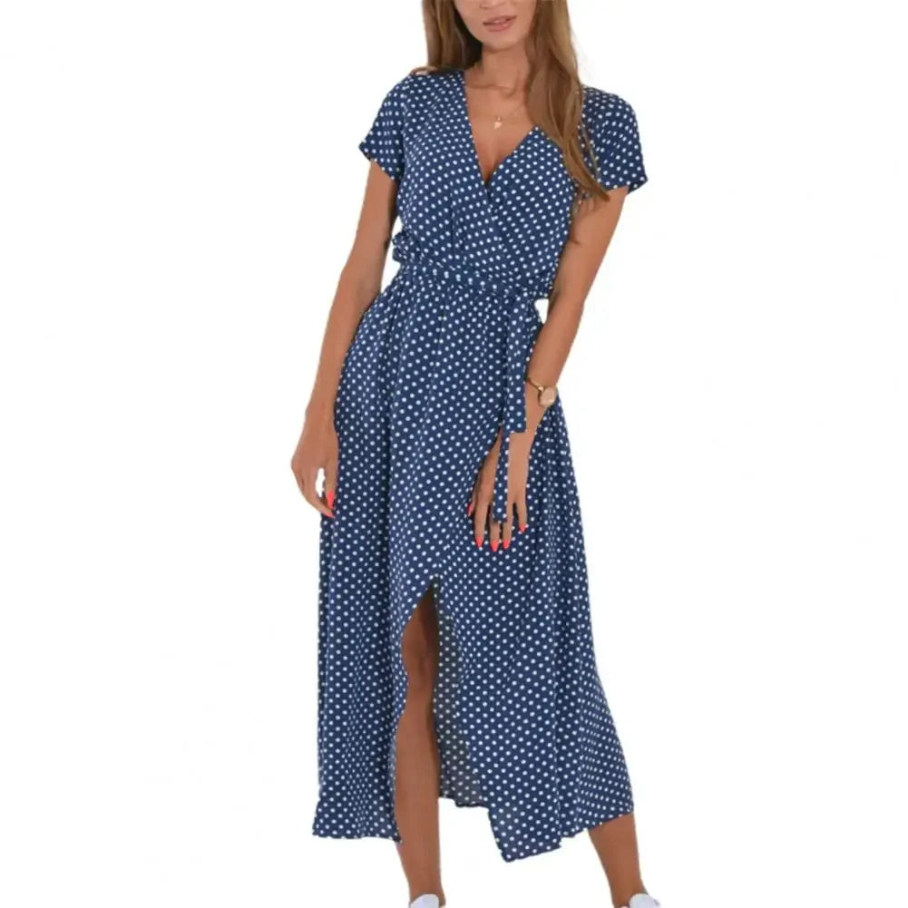 "Robe d'été mi-longue bleue pour femmes, élégante avec tissu léger et coupe sophistiquée, idéale pour saison estivale."