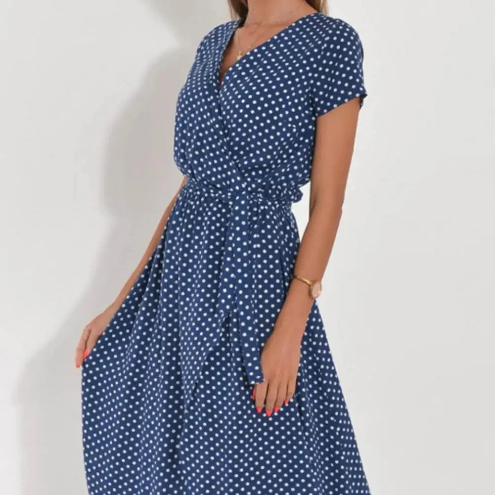 "Robe d'été mi-longue bleue pour femmes, élégante avec tissu léger et coupe sophistiquée, idéale pour saison estivale."