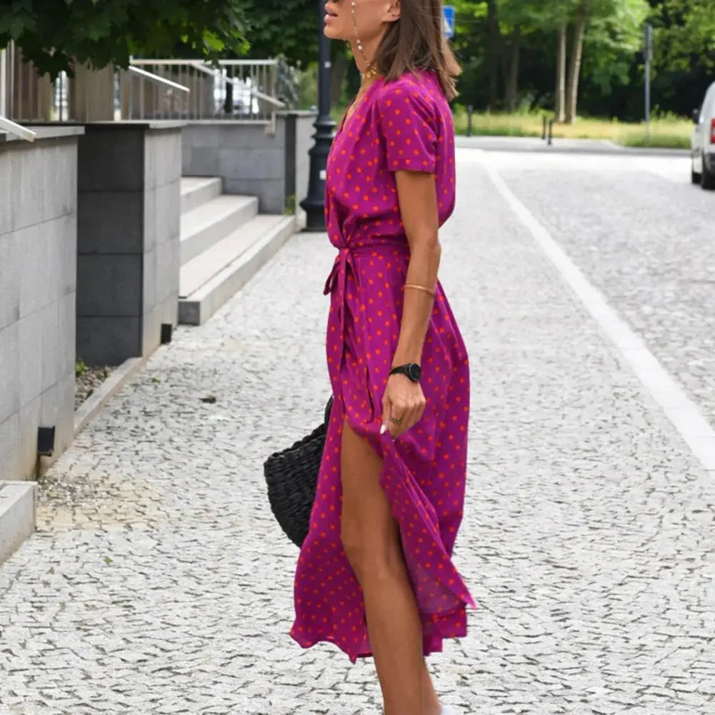"Robe d'été mi-longue bleue pour femmes, élégante avec tissu léger et coupe sophistiquée, idéale pour saison estivale."