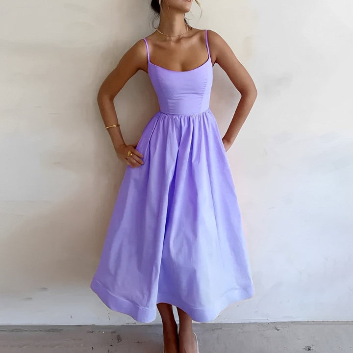 Robe d'été midi élégante sans manches, ligne A, flatteuse, intemporelle, féminine, idéale pour sorties estivales.