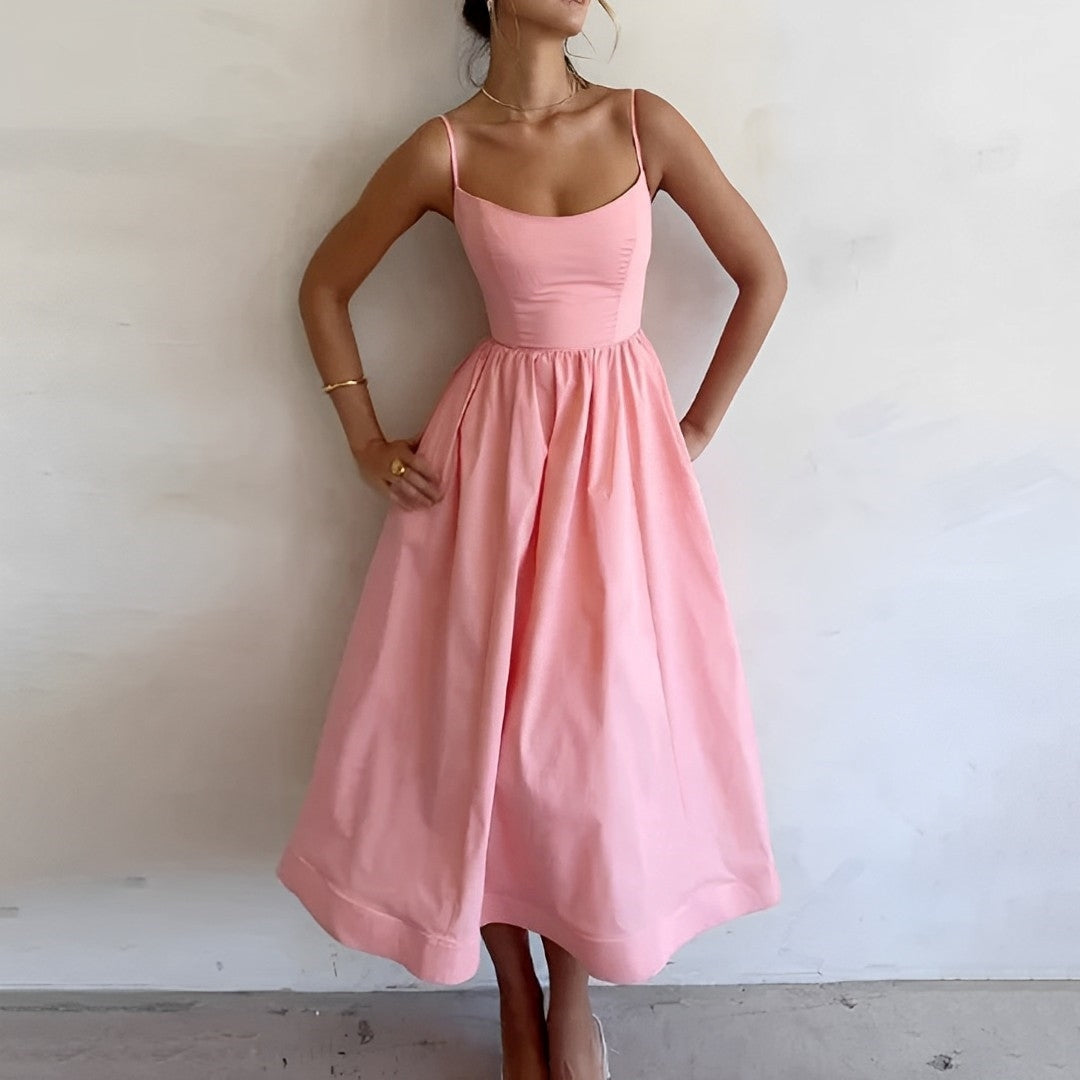 Robe d'été midi élégante sans manches, ligne A, flatteuse, intemporelle, féminine, idéale pour sorties estivales.