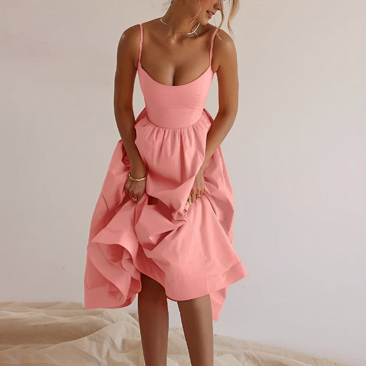 Robe d'été midi élégante sans manches, ligne A, flatteuse, intemporelle, féminine, idéale pour sorties estivales.