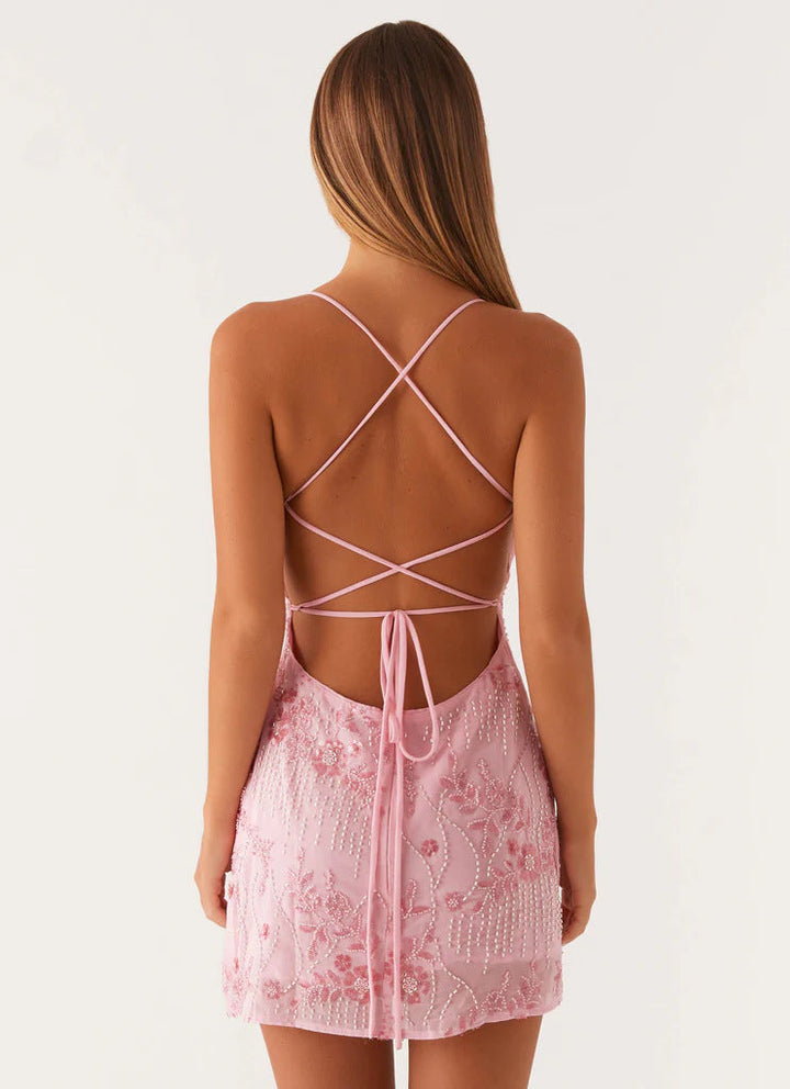 Robe dos nu élégante avec sequins et broderies, silhouette ajustée pour un look glamour et moderne, parfaite pour soirées.