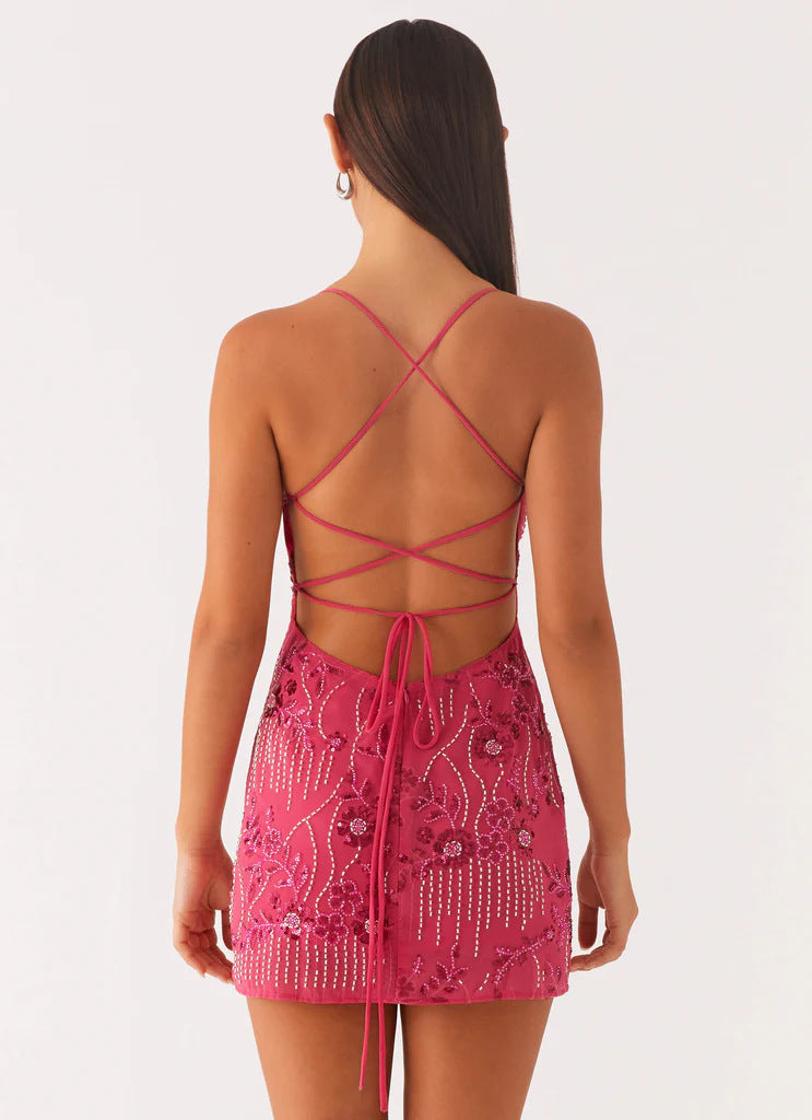 Robe dos nu élégante avec sequins et broderies, silhouette ajustée pour un look glamour et moderne, parfaite pour soirées.