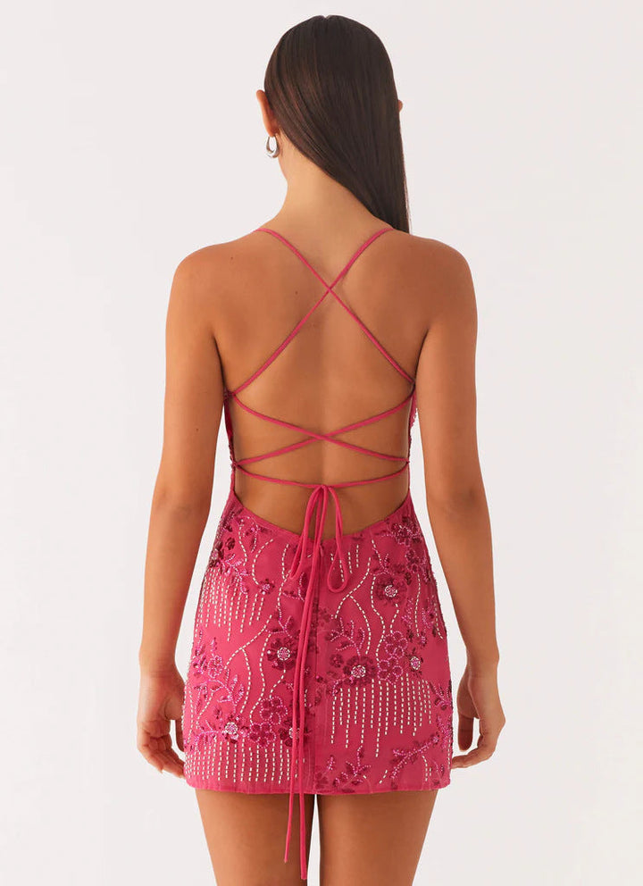 Robe dos nu élégante avec sequins et broderies, silhouette ajustée pour un look glamour et moderne, parfaite pour soirées.