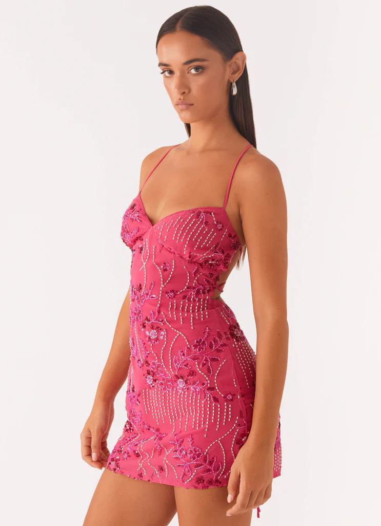 Robe dos nu élégante avec sequins et broderies, silhouette ajustée pour un look glamour et moderne, parfaite pour soirées.