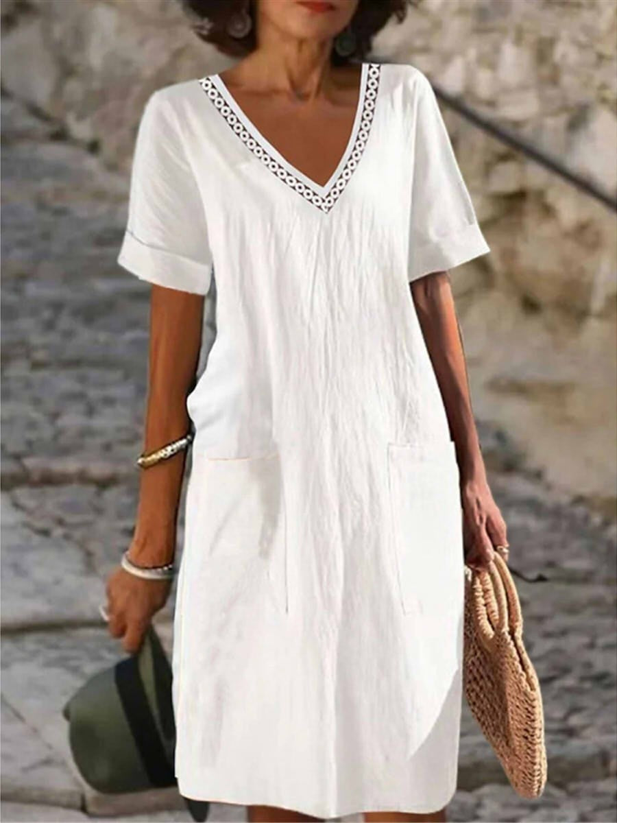 "Robe droite en coton blanc, manches courtes et col V pour un style estival chic et confortable"