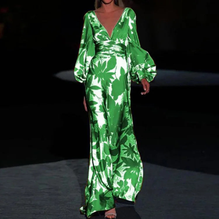 "Robe élégante à col V avec coupe ajustée et matière fluide, parfaite pour événements formels et sorties décontractées."