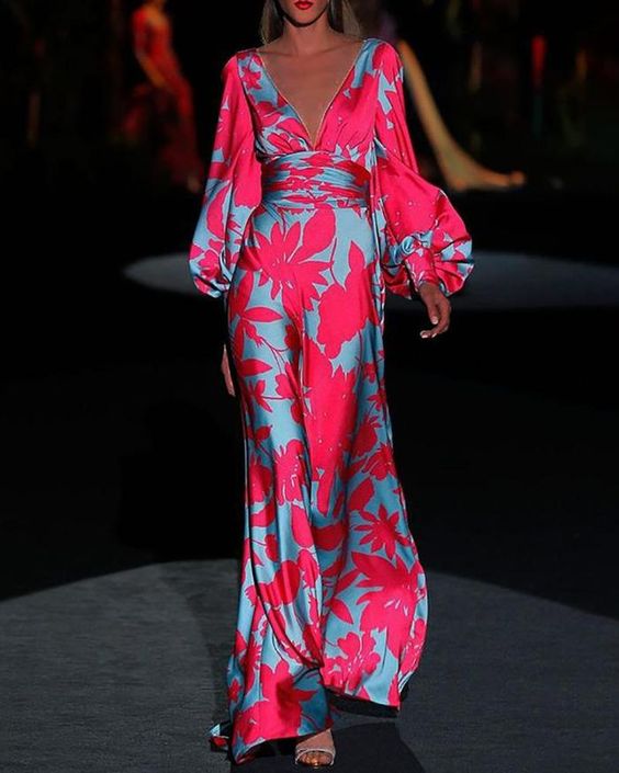 "Robe élégante à col V avec coupe ajustée et matière fluide, parfaite pour événements formels et sorties décontractées."