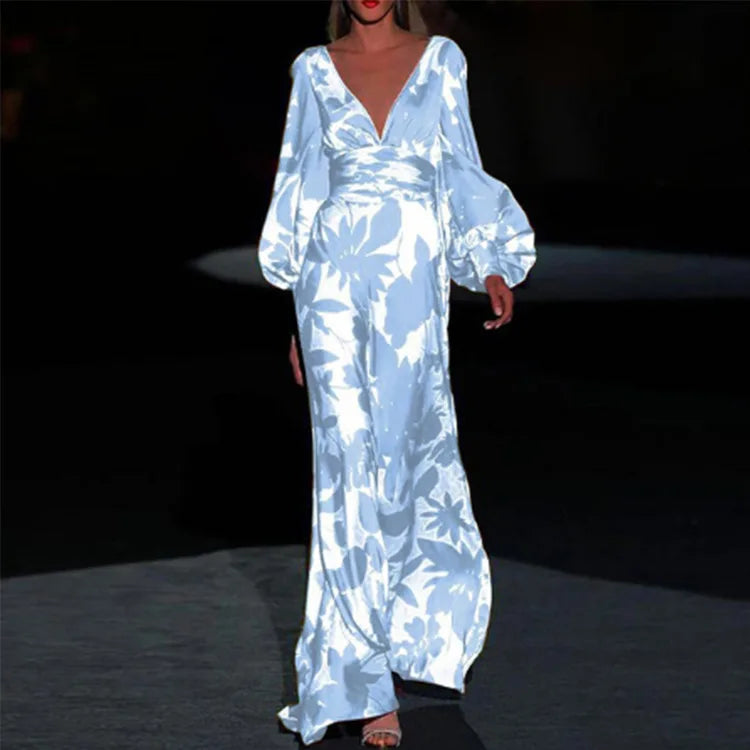 "Robe élégante à col V avec coupe ajustée et matière fluide, parfaite pour événements formels et sorties décontractées."