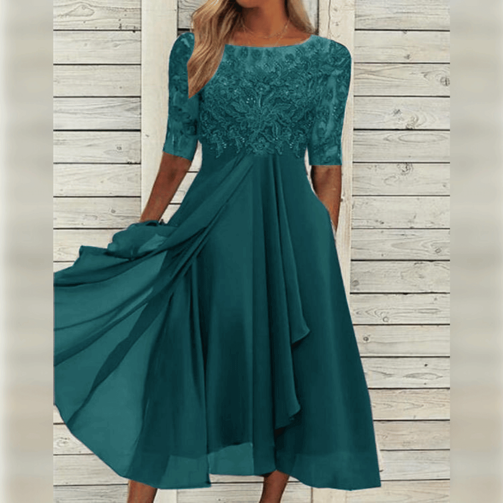 "Robe élégante chic et raffinée, beige à coupe longue, parfaite pour occasions spéciales et soirées, style moderne."