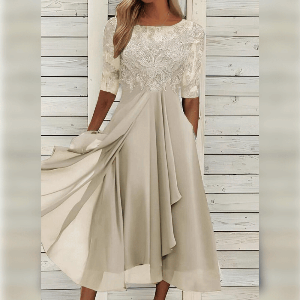 "Robe élégante chic et raffinée, beige à coupe longue, parfaite pour occasions spéciales et soirées, style moderne."
