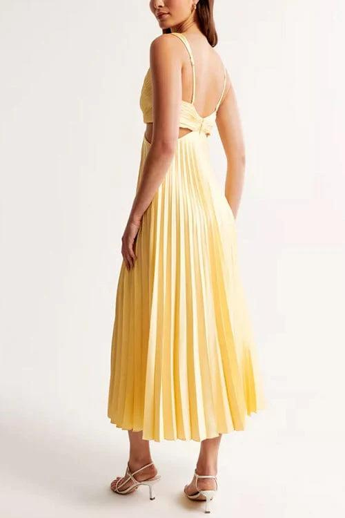 "Robe élégante en satin plissé, coupe A flatteuse et texturée, pour événements chics, légèreté et confort"