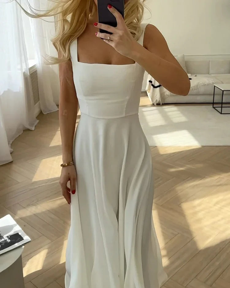 Robe élégante en soie, col carré, coupe classique.  Disponible en S, M, L, XL.