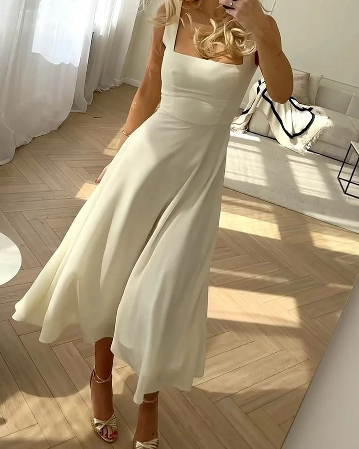 Robe élégante en soie, col carré, coupe classique.  Disponible en S, M, L, XL.