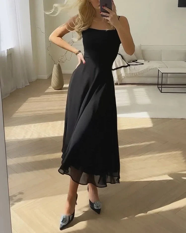 Robe élégante en soie, col carré, coupe classique.  Disponible en S, M, L, XL.