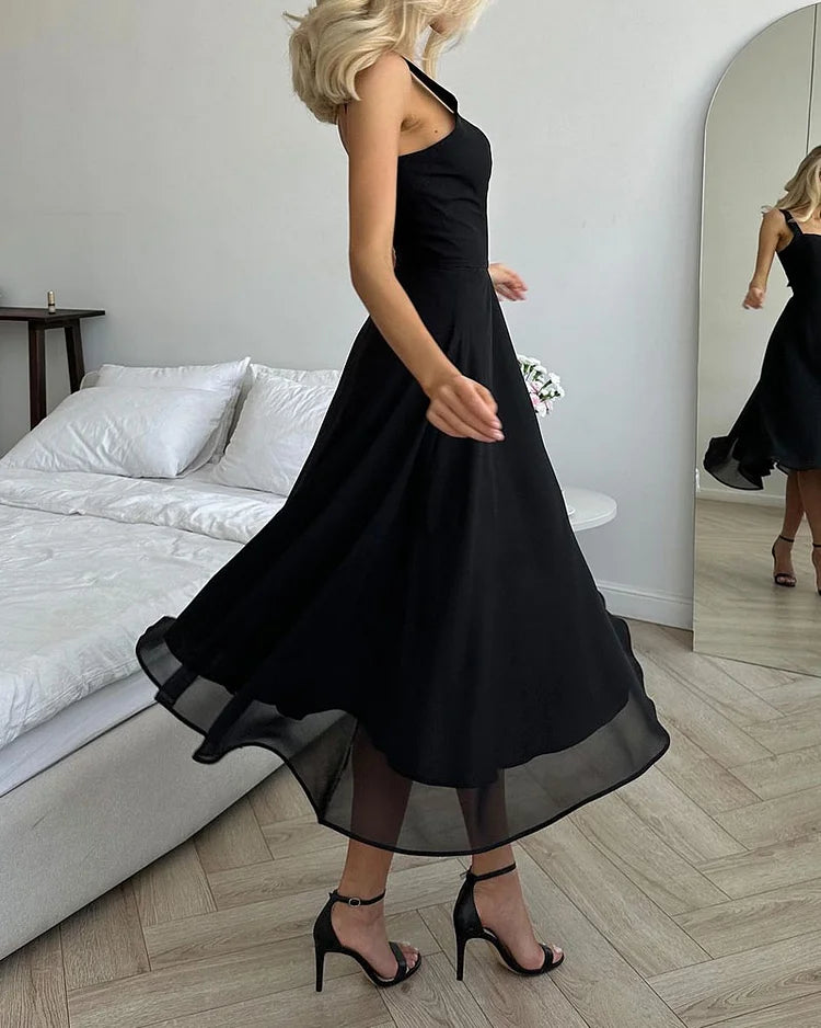 Robe élégante en soie, col carré, coupe classique.  Disponible en S, M, L, XL.