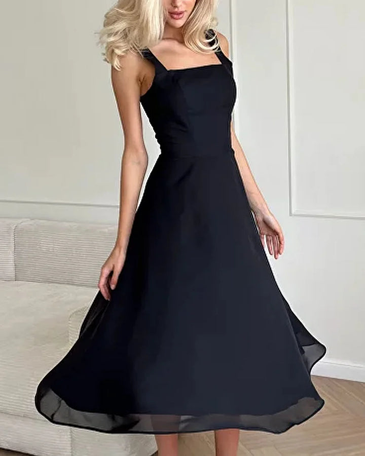 Robe élégante en soie, col carré, coupe classique.  Disponible en S, M, L, XL.