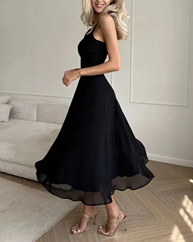 Robe élégante en soie, col carré, coupe classique.  Disponible en S, M, L, XL.