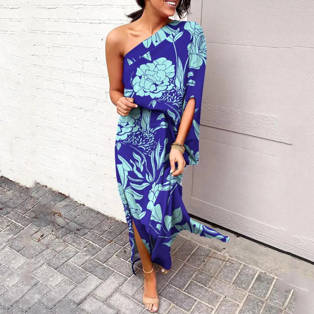 Robe élégante, épaules diagonales, coupe flatteuse, idéale cocktails et soirées.