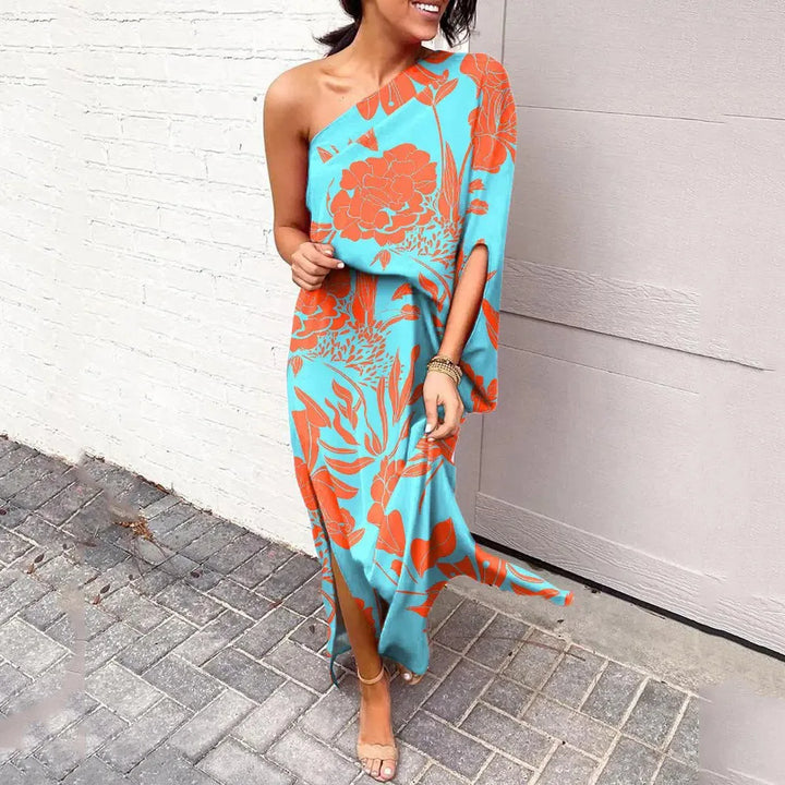 Robe élégante, épaules diagonales, coupe flatteuse, idéale cocktails et soirées.
