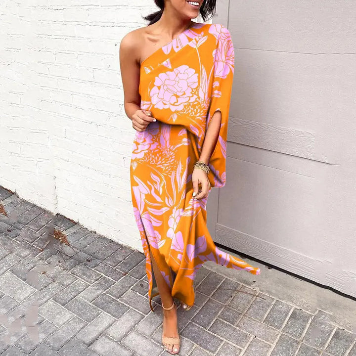 Robe élégante, épaules diagonales, coupe flatteuse, idéale cocktails et soirées.