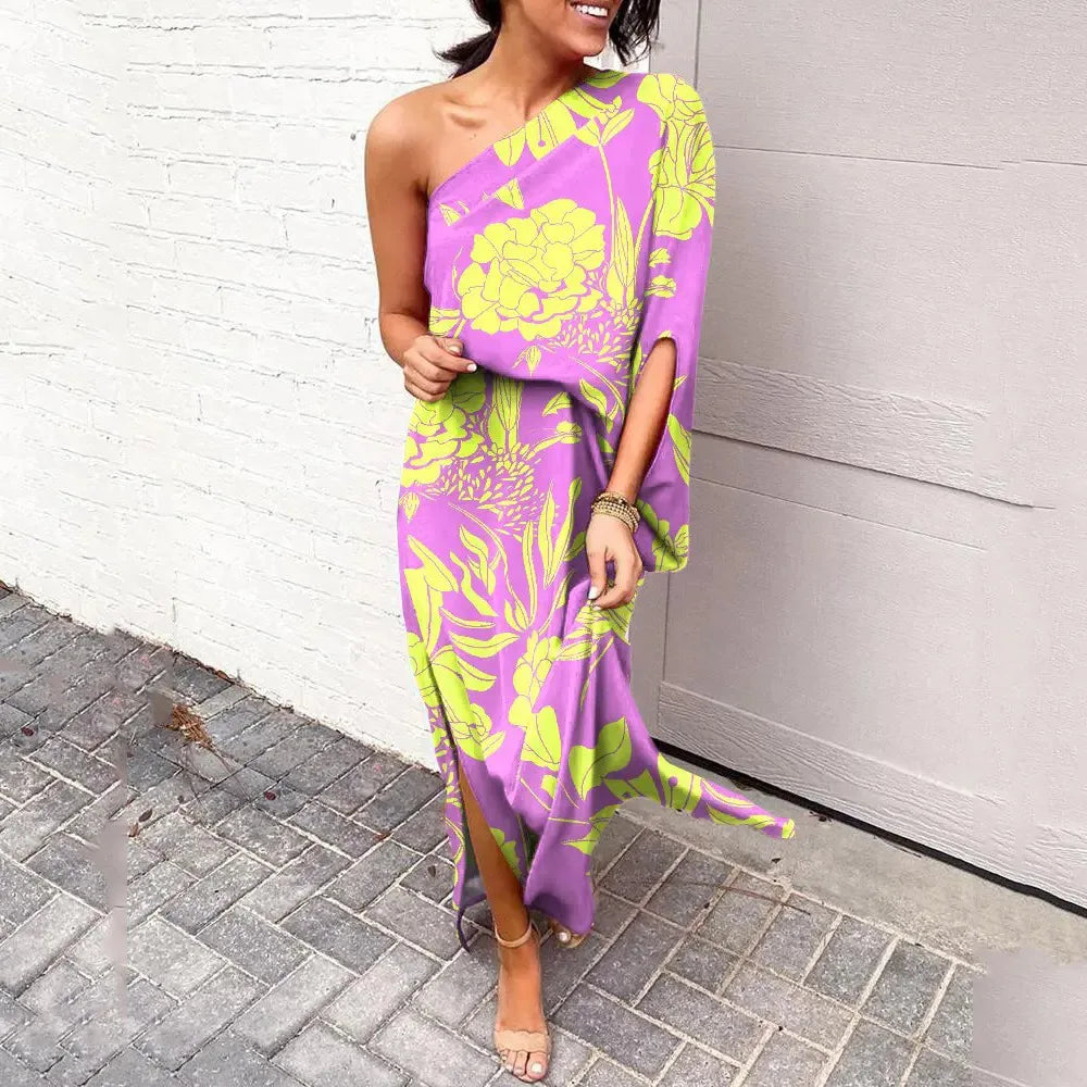 Robe élégante, épaules diagonales, coupe flatteuse, idéale cocktails et soirées.