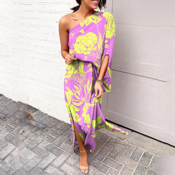 Robe élégante, épaules diagonales, coupe flatteuse, idéale cocktails et soirées.