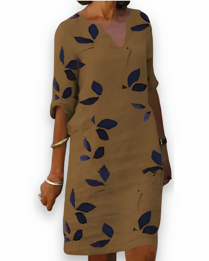 "Robe élégante femme, tissu fluide, motif feuilles vertes, col en V, coupe estivale pour confort et style sophistiqué."