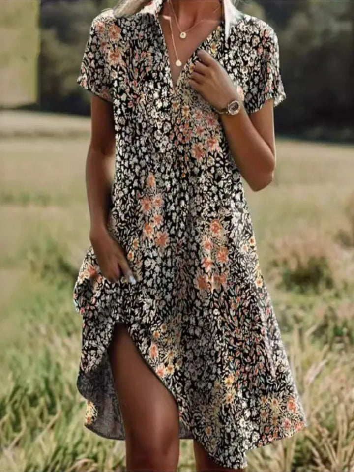"Robe élégante florale avec col V, motifs floraux délicats, boutons raffinés, silhouette flatteuse, allure confiante."