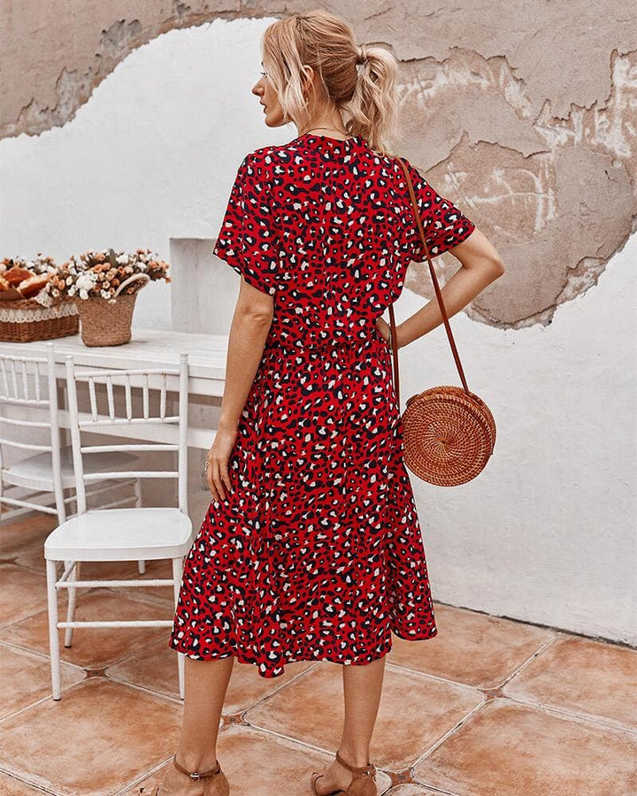 Robe élégante imprimé léopard, vue avant, avec coupe flatteuse et motif félin audacieux.