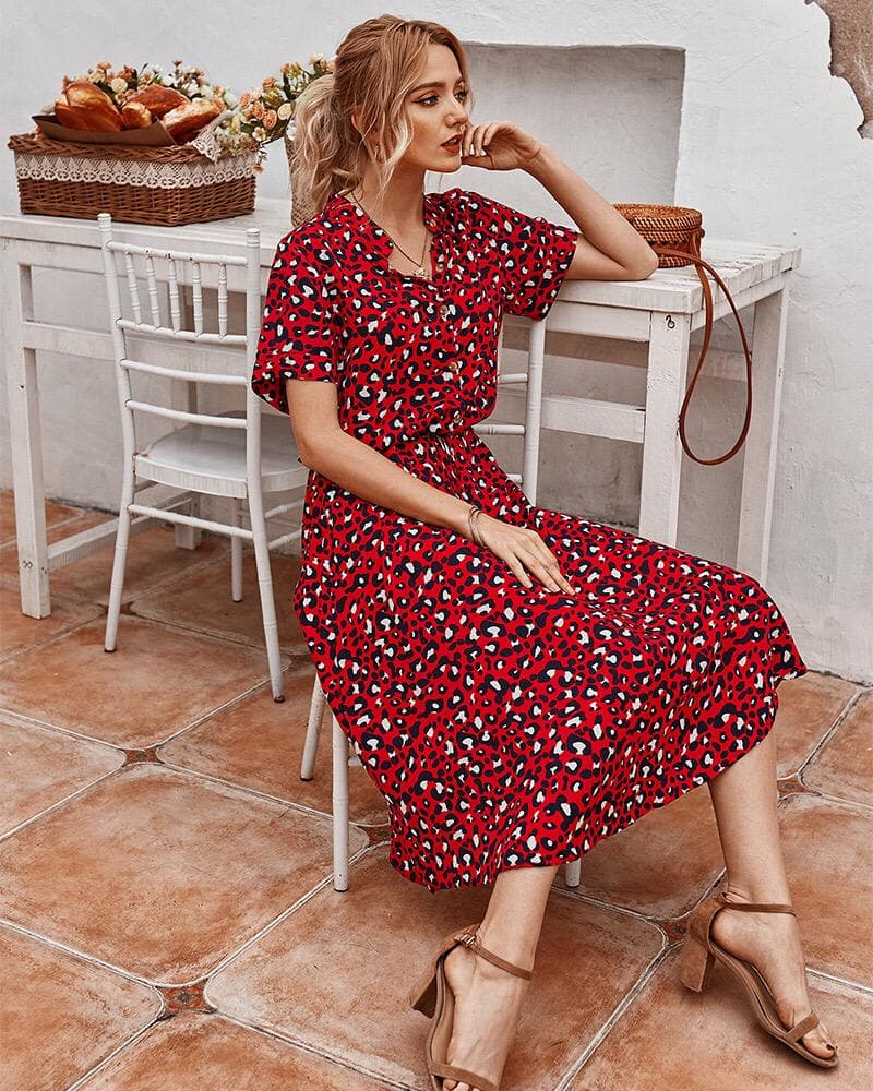 Robe élégante imprimé léopard, vue avant, avec coupe flatteuse et motif félin audacieux.