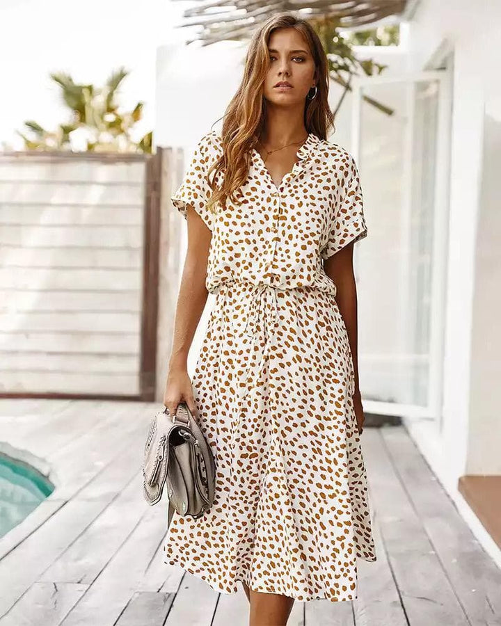 Robe élégante imprimé léopard, vue avant, avec coupe flatteuse et motif félin audacieux.