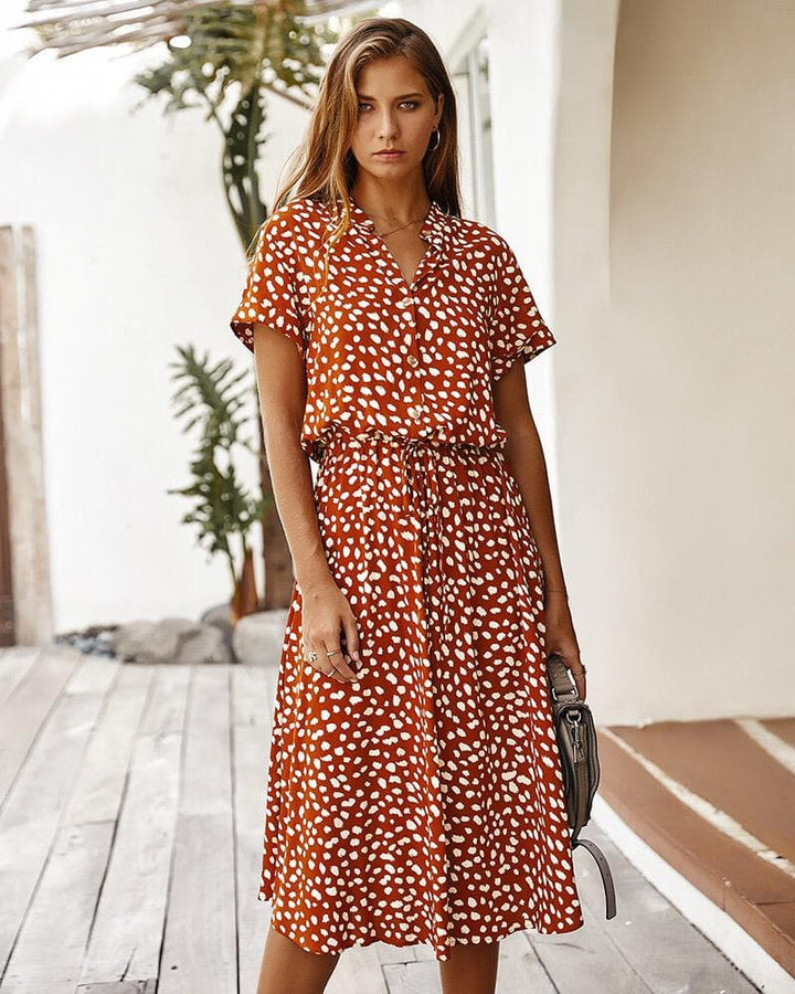 Robe élégante imprimé léopard, vue avant, avec coupe flatteuse et motif félin audacieux.