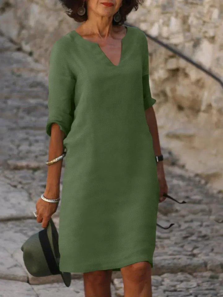 "Robe élégante Josette avec col en V, design raffiné, coupe flatteuse, matériaux luxueux, idéale pour toutes occasions."