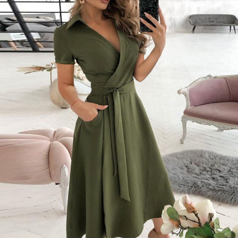 "Robe élégante pour femme en coton, taille cintrée, style intemporel, couleur douce, parfaite pour toutes occasions."