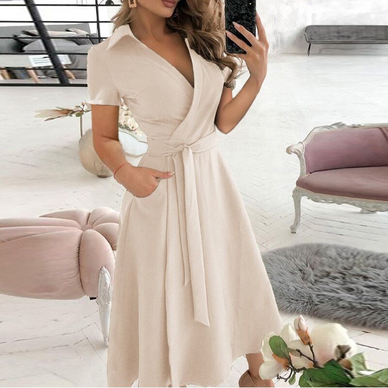 "Robe élégante pour femme en coton, taille cintrée, style intemporel, couleur douce, parfaite pour toutes occasions."