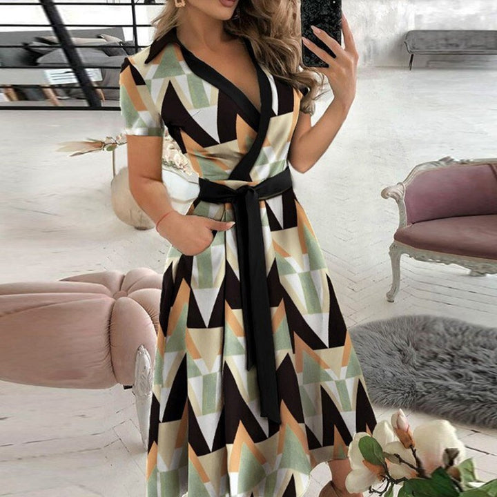"Robe élégante pour femme en coton, taille cintrée, style intemporel, couleur douce, parfaite pour toutes occasions."