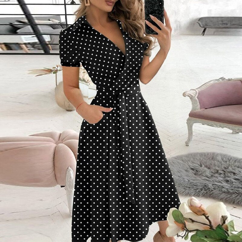 "Robe élégante pour femme en coton, taille cintrée, style intemporel, couleur douce, parfaite pour toutes occasions."
