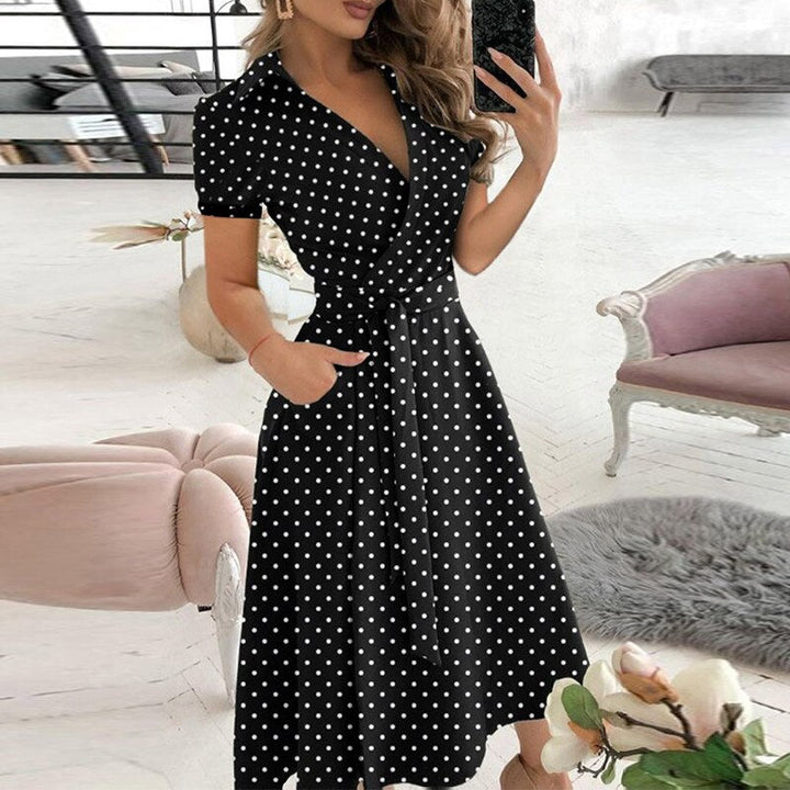 "Robe élégante pour femme en coton, taille cintrée, style intemporel, couleur douce, parfaite pour toutes occasions."