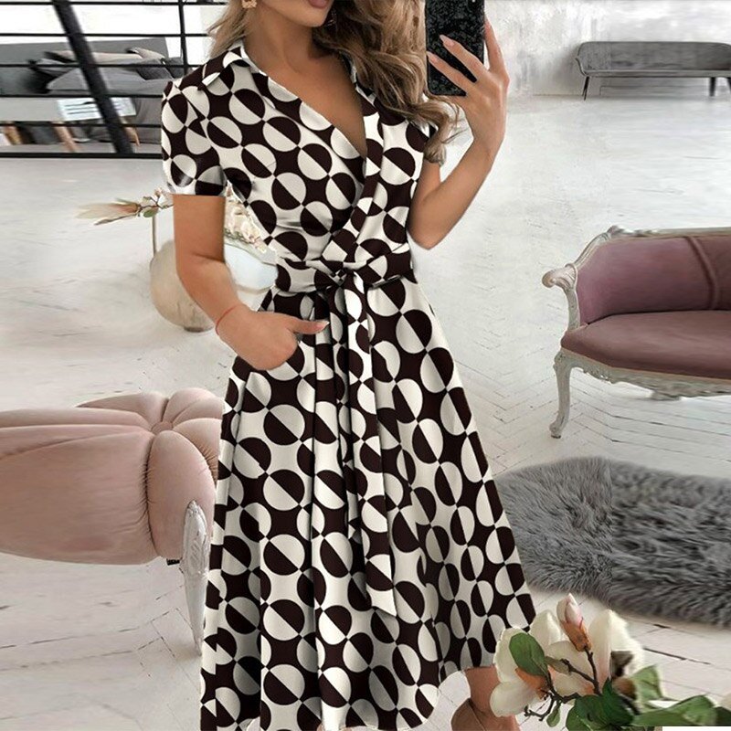 "Robe élégante pour femme en coton, taille cintrée, style intemporel, couleur douce, parfaite pour toutes occasions."