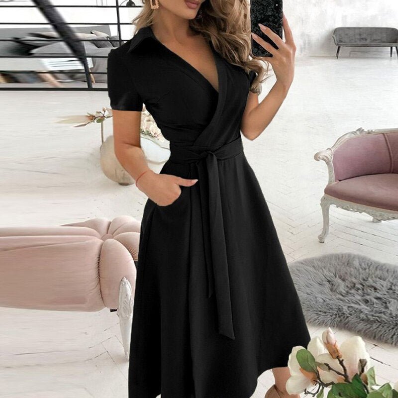 "Robe élégante pour femme en coton, taille cintrée, style intemporel, couleur douce, parfaite pour toutes occasions."
